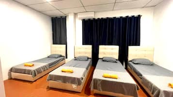 Family Room, Shared Bathroom | 1 bilik tidur, meja, ruang kerja komputer riba, Wi-fi percuma