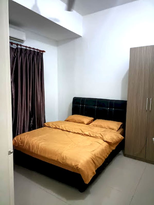 Family Room, Private Bathroom | Desk, laptop workspace, free WiFi, bed sheets