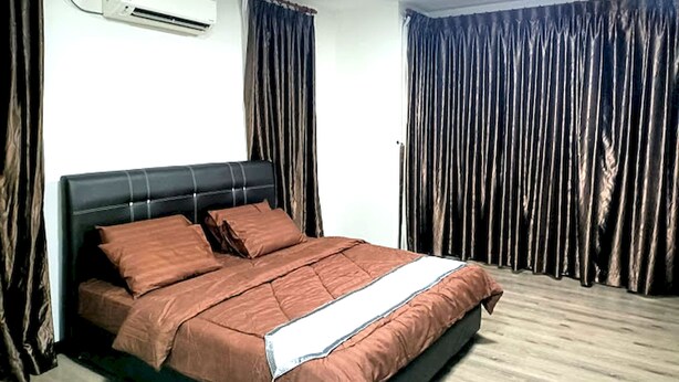 A bedroom with a bed, curtains, an air conditioning unit, and a ceiling fan. - OYO HOME 90768 Flo Inn Motel (Tawau)