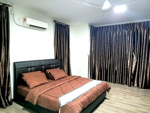 A bedroom with a bed, curtains, an air conditioning unit, and a ceiling fan. - OYO HOME 90768 Flo Inn Motel (Tawau)