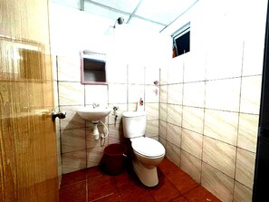 Habitación, baño privado | Baño | Regadera y toallas