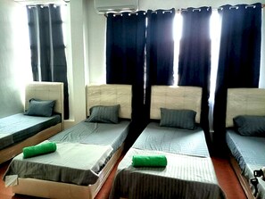 Habitación triple, baño privado | Escritorio, espacio para trabajar con laptop y wifi gratis