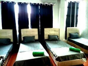 Triple Room, Private Bathroom | Desk, laptop workspace, free WiFi, bed sheets - OYO HOME 90768 Flo Inn Motel (Tawau)