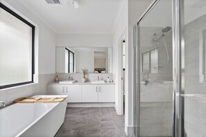 Hair dryer, towels, soap - Casa Dee - Rural Family Retreat. Heated pool. 5 mins from Dunsborough Town/Beach (Quedjinup)
