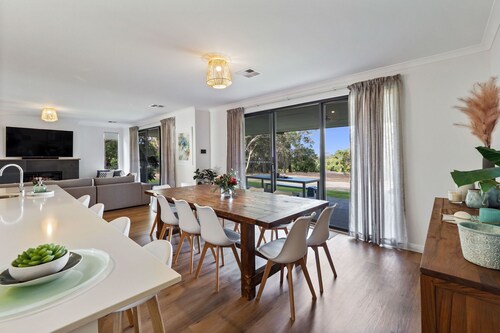 Casa Dee - Rural Family Retreat. Heated pool. 5 mins from Dunsborough Town/Beach