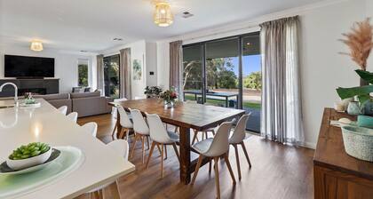 Casa Dee - Rural Family Retreat. Heated pool. 5 mins from Dunsborough Town/Beach