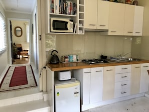 Réfrigérateur, micro-ondes, bouilloire électrique, grille-pain