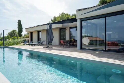Contemporary villa - 15 M swimming pool - large garden