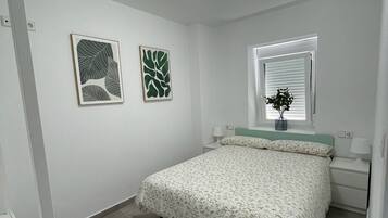 3 bedrooms, desk, iron/ironing board, travel crib
