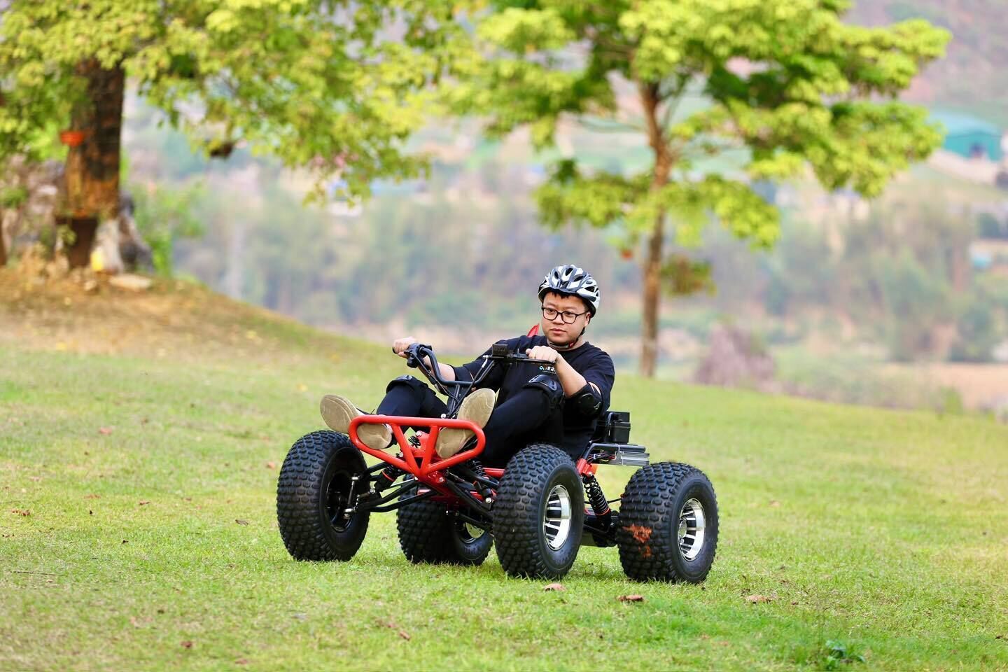 Iemand rijdt op een quad door een grasveld.
