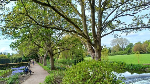 A park with a walking path, benches, and a pond. - Charming 4-bed Victorian House in Retford (Retford)