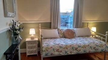 House | 4 bedrooms, free WiFi, bed sheets