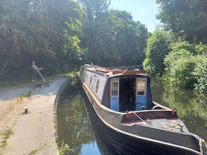 A narrow waterway with a narrowboat docked alongside. - Charming 4-bed Victorian House in Retford (Retford)