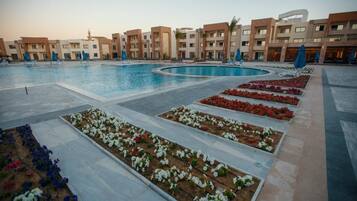 Een seizoensgebonden buitenzwembad