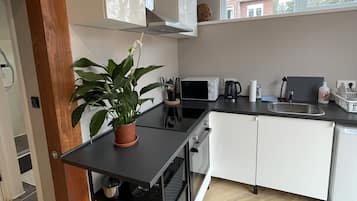 Een koelkast, een magnetron, een oven, een kookplaat