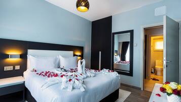 Deluxe Suite | 1 bedroom, premium bedding, pillowtop beds, minibar