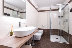 Bruser, hårtørrer, bidet, håndklæder