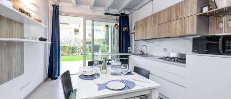 Refrigerador, microondas, lavavajillas, cafetera/tetera