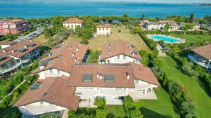 Zona residencial con casas, piscina y vista al mar.