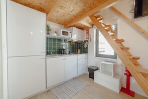 Kjøleskap, mikrobølgeovn, kaffetrakter/tekoker og vannkoker