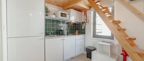 Kühlschrank, Mikrowelle, Wasserkocher mit Kaffee-/Teezubehör, Toaster