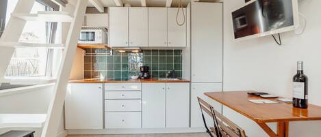 Køleskab, mikrobølgeovn, kaffe-/temaskine, elkedel