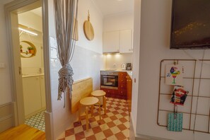 ثلاجة، ميكروويف، فرن، ماكينة لصنع القهوة/الشاي