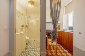 تجهيزات دش، مجففات شعر، مناشف، صابون