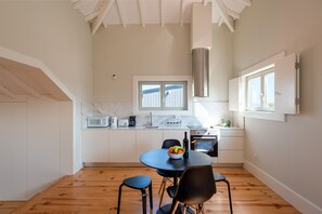 Køleskab, mikrobølgeovn, ovn, kaffe-/temaskine