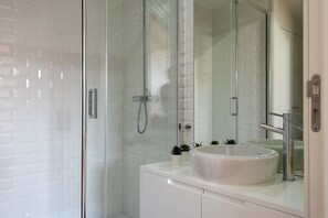 Douche, sèche-cheveux, serviettes fournies, savon