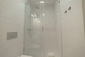 Dusj, hårføner, håndklær og såpe