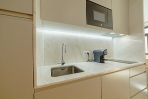 Fridge, microwave, coffee/tea maker, electric kettle - LEGACY OPORTO DESIGN APARTMENT D by VACATIONY (Oporto)