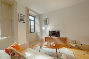 TV - LEGACY OPORTO DESIGN APARTMENT D by VACATIONY (Oporto)
