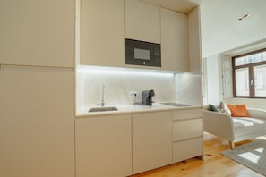 Fridge, microwave, coffee/tea maker, electric kettle - LEGACY OPORTO DESIGN APARTMENT D by VACATIONY (Oporto)