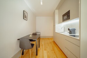 Køleskab, mikrobølgeovn, kaffe-/temaskine, elkedel