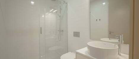 Dusche, Haartrockner, Handtücher, Seife