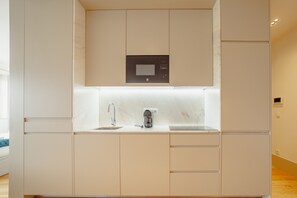 Køleskab, mikrobølgeovn, kaffe-/temaskine, elkedel