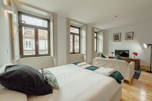 1 soveværelse, pengeskab på værelset, strygejern/strygebræt