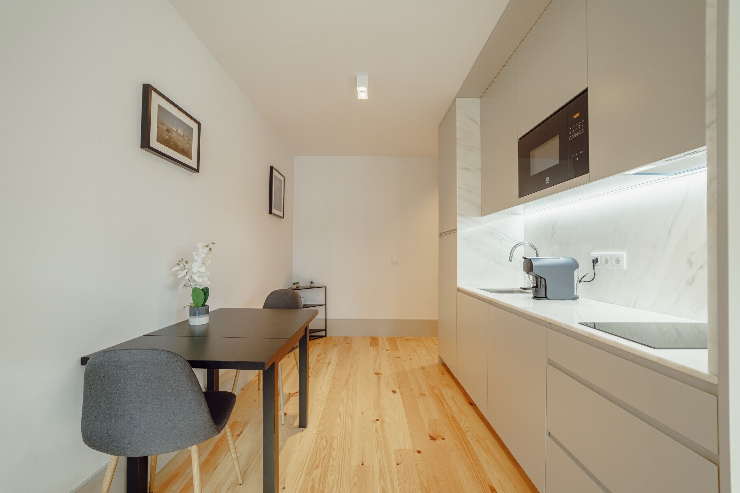 雪櫃、微波爐、咖啡機/沖茶器、電熱水壺