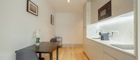 ثلاجة، ميكروويف، ماكينة لصنع القهوة/الشاي، غلّاية كهربائية