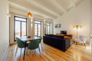 TV - LEGACY OPORTO PREMIUM APARTMENT I by VACATIONY (Oporto)