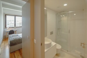 Bruser, hårtørrer, håndklæder, Sæbe