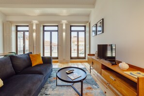 TV - LEGACY OPORTO PREMIUM APARTMENT I by VACATIONY (Oporto)