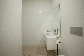 Bruser, hårtørrer, håndklæder, Sæbe