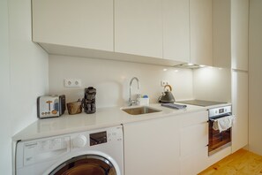 Fridge, microwave, oven, coffee/tea maker - BOAVISTA PREMIUM III APARTMENT by VACATIONY (Oporto)