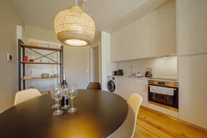 Kühlschrank, Mikrowelle, Ofen, Wasserkocher mit Kaffee-/Teezubehör