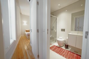 Shower, hair dryer, towels, soap - DOWNTOWN AMAZING DUPLEX by VACATIONY (Oporto)