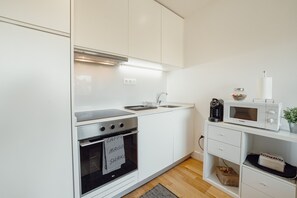 Fridge, microwave, oven, coffee/tea maker - DOWNTOWN STYLISH APARTMENT & GARAGE by VACATIONY (Oporto)
