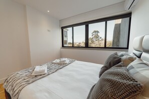 Iron/ironing board, travel cot, free WiFi, bed sheets - DOWNTOWN STYLISH APARTMENT & GARAGE by VACATIONY (Oporto)