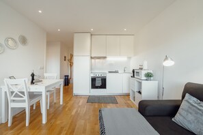 TV - DOWNTOWN STYLISH APARTMENT & GARAGE by VACATIONY (Oporto)